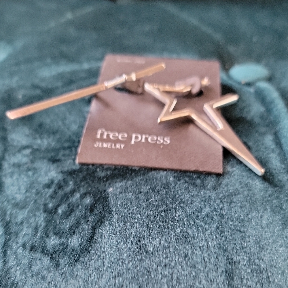 Free Press Silver Star Earrings - Picture 9 of 12